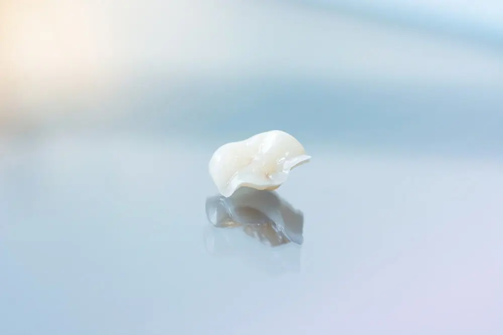 Ceramic tooth crown for dental restoration